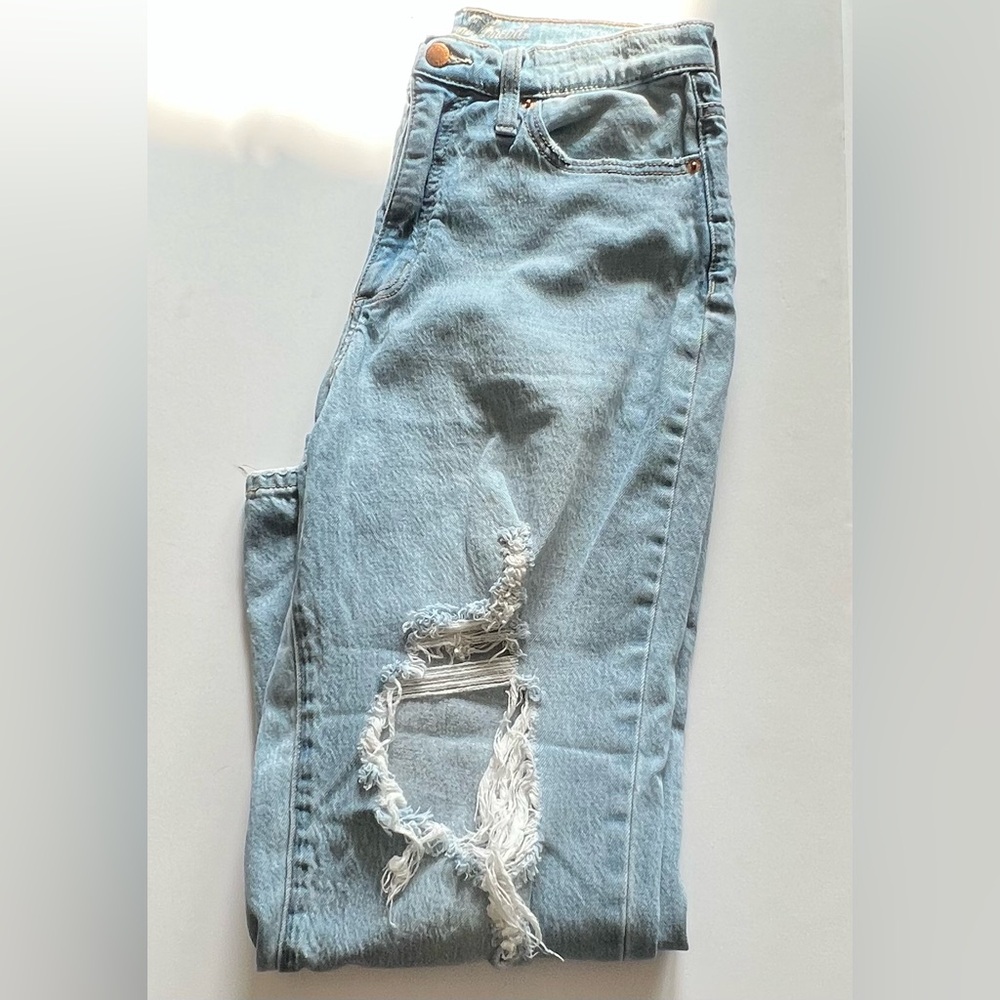 Universal Threads Women's  Ripped Light Washed Jeans